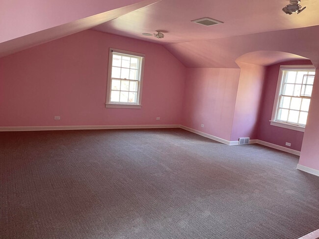 Building Photo - 9526 Lawndale Ave