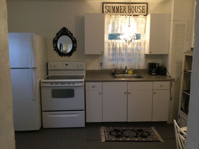 Building Photo - Charming Cottage in Newportville