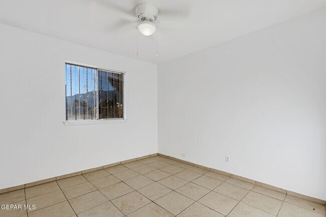 Building Photo - 10068 Oakwood Dr