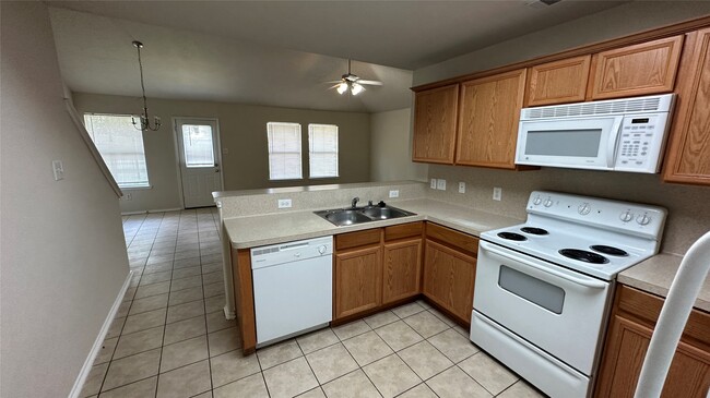 Building Photo - 17123 Oakwood Chase Dr