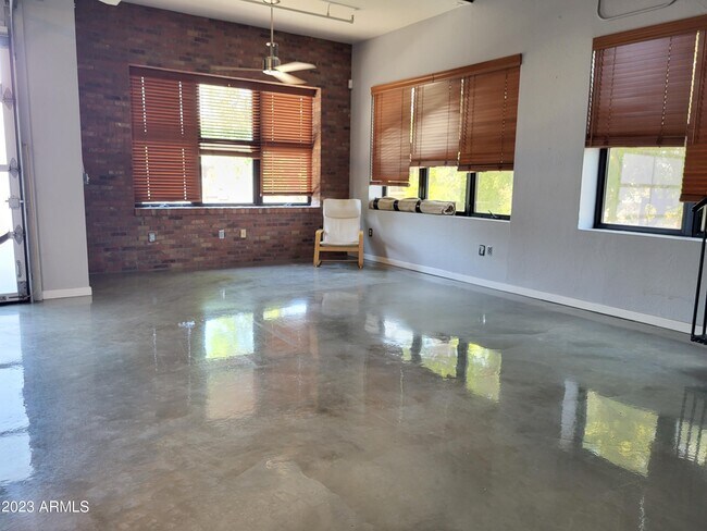 Building Photo - 914 E Osborn Rd