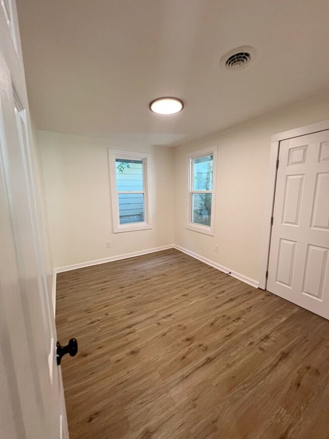 Building Photo - SEE IT NOW: Charming Renovated Bungalow in...