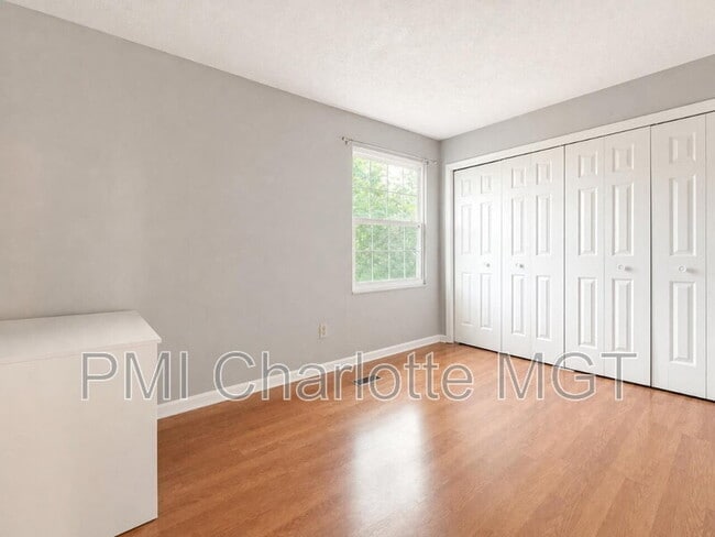 Building Photo - 654 Lex Dr