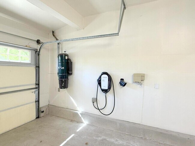 Building Photo - Former Model Home in Desirable Bridges Com...