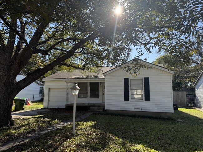 Building Photo - 3920 Maple Ave