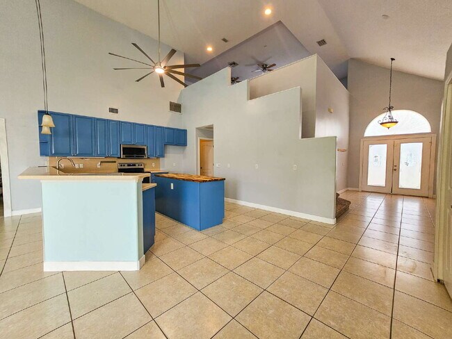 Building Photo - Waterfront Pool Home in Desirable Sunset Lakes