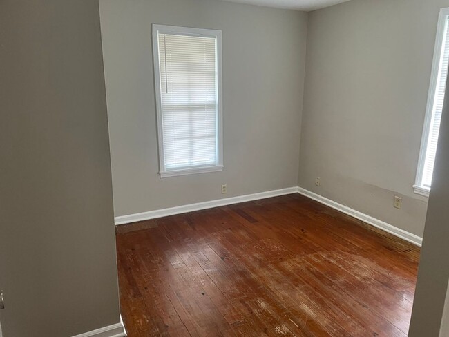 Building Photo - Move-in Special! 1/2 off first month's rent!