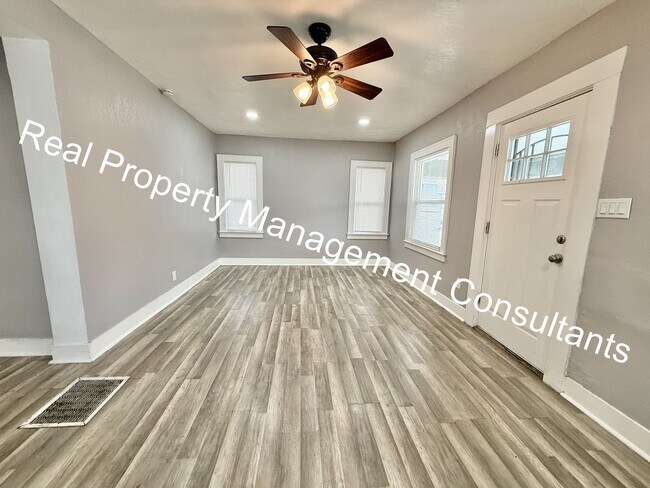 Building Photo - 3-Bedroom Home with Modern Updates Throughout