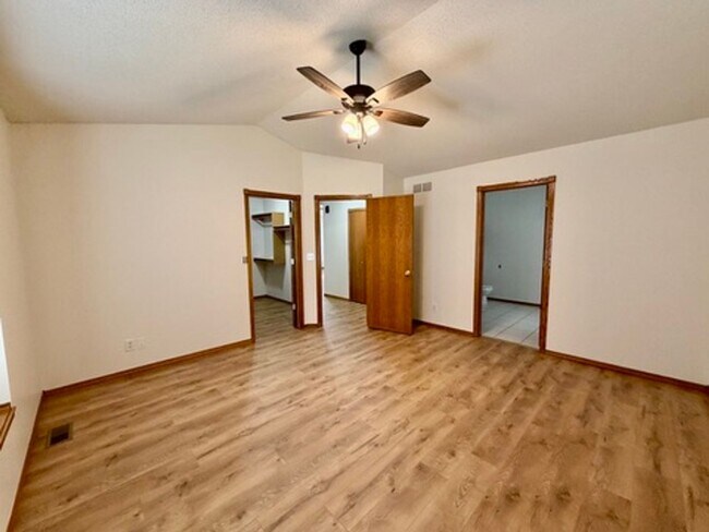 Building Photo - 4 bedroom Home in Regency Lakes!