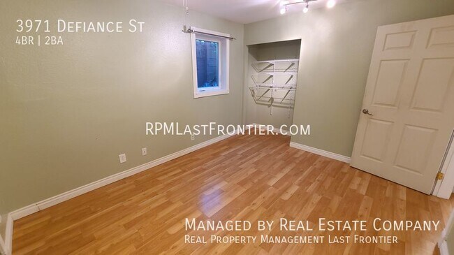 Building Photo - Gorgeous 4 Bedroom and 2 Bath Home w/ Fenc...