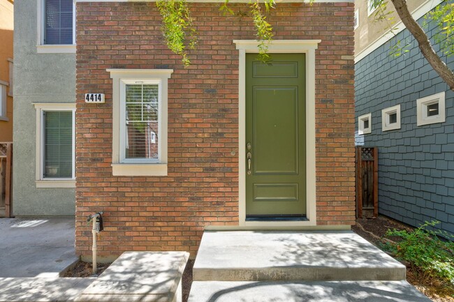 Building Photo - DETACHED HOME NEAR THAMIEN PARK