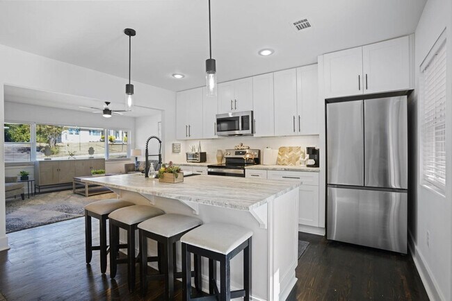 Building Photo - 2234 Edgemore Dr SE