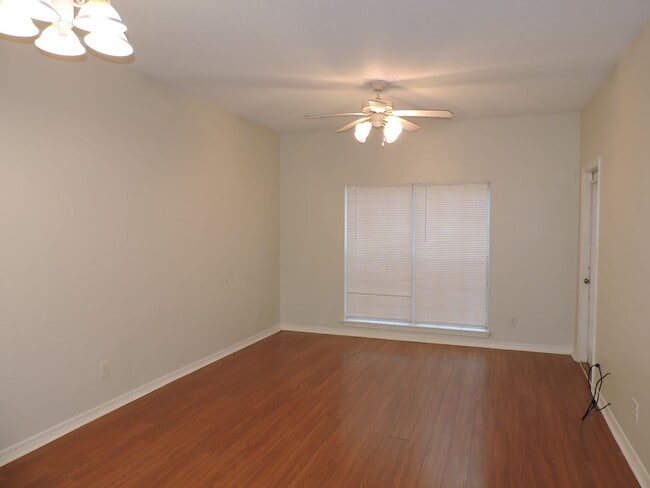 Building Photo - Easy access to interstate, shopping & hospitals!