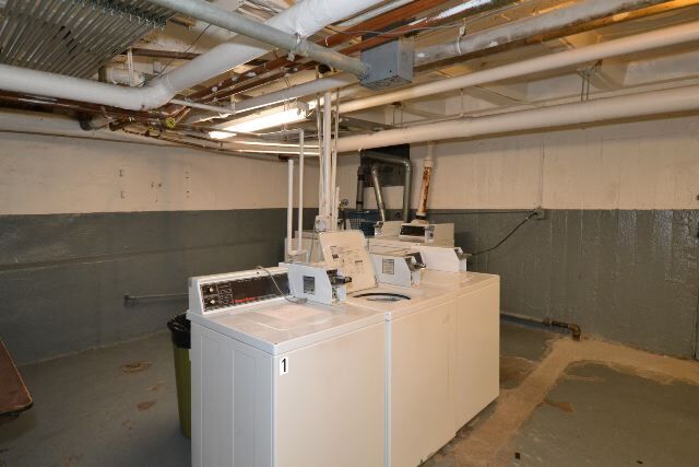 Building Photo - 533 W Roscoe St