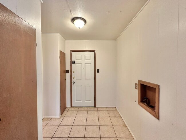 Building Photo - Discover this 3/2 home located in Mid-town...