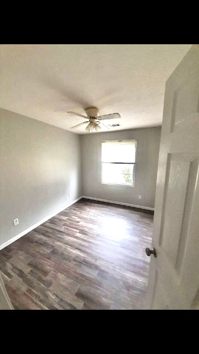 Building Photo - 213 College Ave