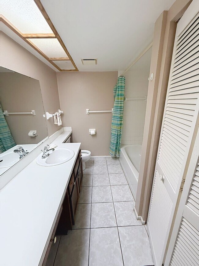 Building Photo - 217 Woodlake Wynde