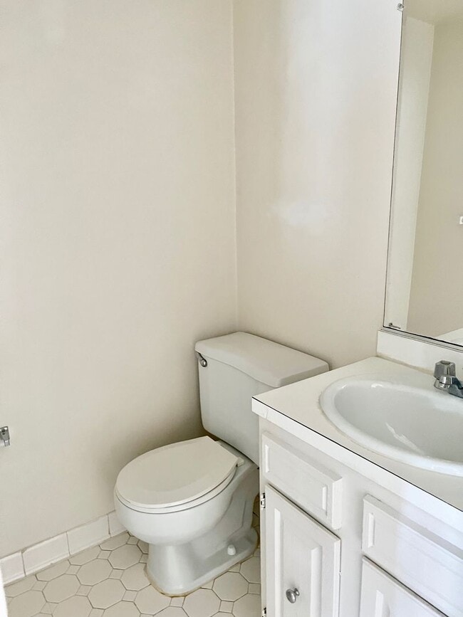 Building Photo - 2BD/1.5BA minutes from the Oceanfront!