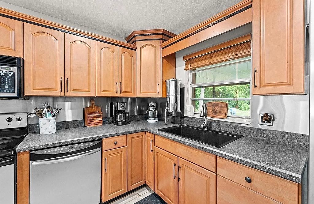 Building Photo - 9781 Lake Georgia Dr