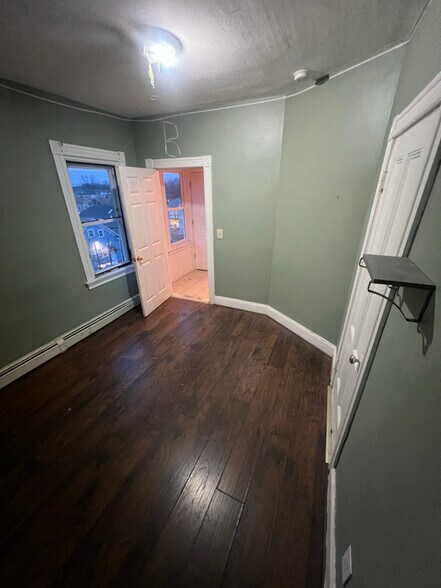 Building Photo - 827 Atwells Ave