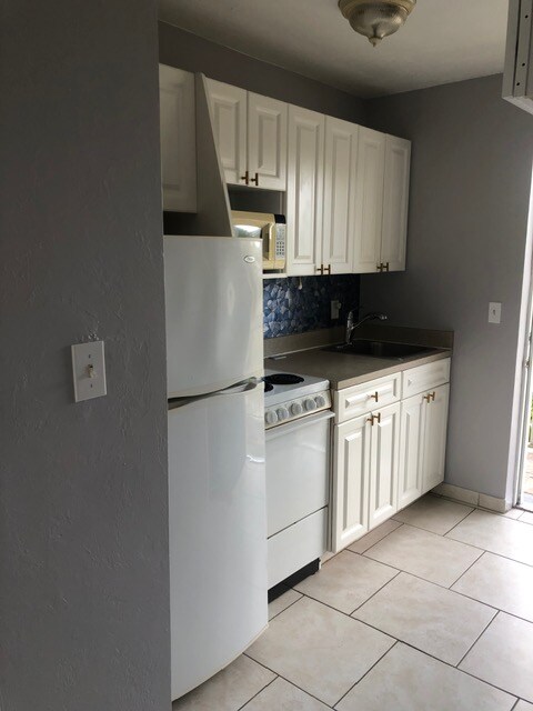 Building Photo - 922 Courting Ln