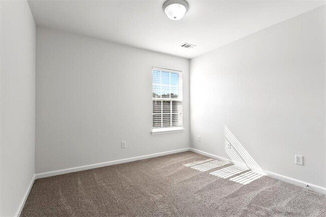Building Photo - 2760 Englewood Dr