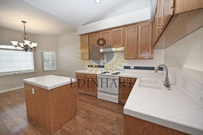 Building Photo - 774 Applegate Ave