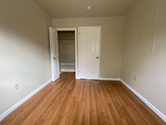 Building Photo - A three bedroom plus den, three and one half bath townhouse conveniently located in Rockville Mar...