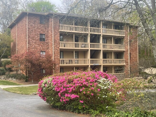 Building Photo - 1 Bedroom condo- Steps away from UGA! Available early August 2026