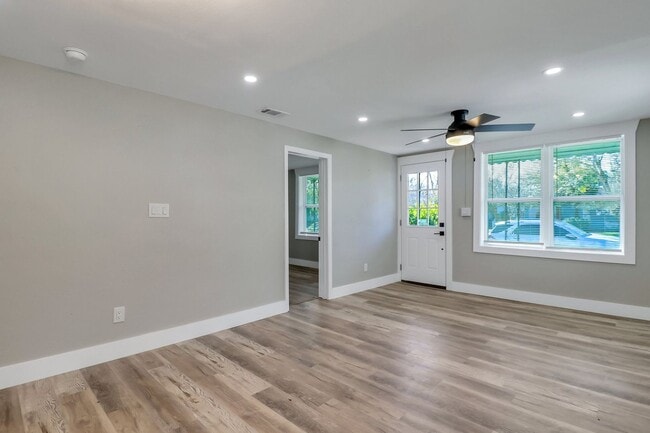Building Photo - 3 BED | 2 BATH | REAR OFF-STREET PARKING |...