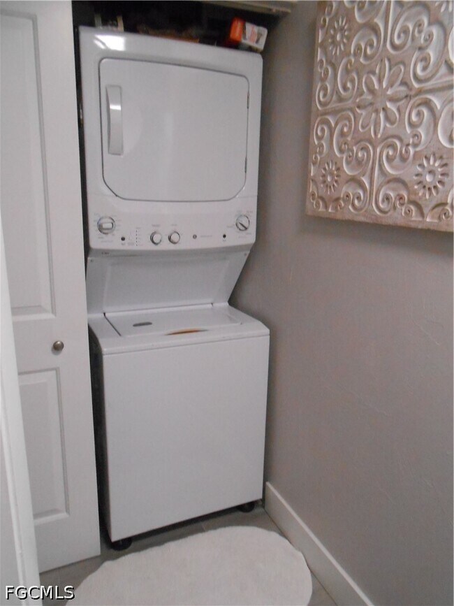 Building Photo - 6 Aztec Lily Ln