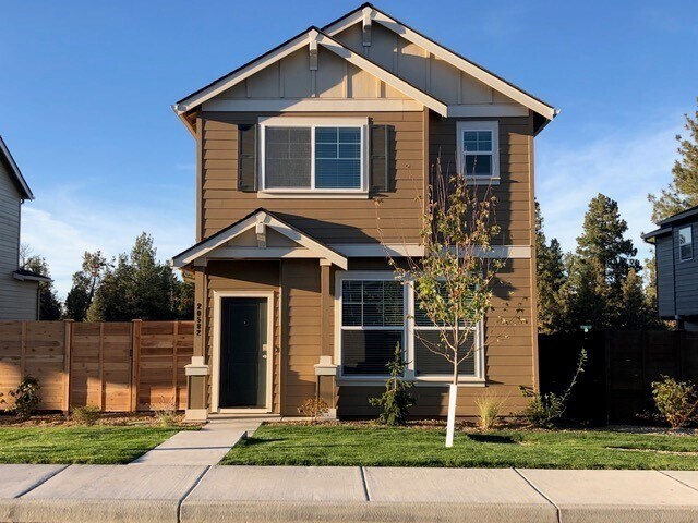 Building Photo - Three Bedroom House in SE Bend