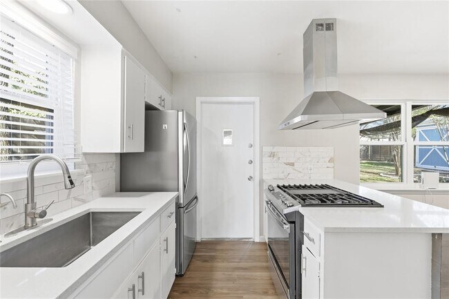 Building Photo - 404 Seminole Dr