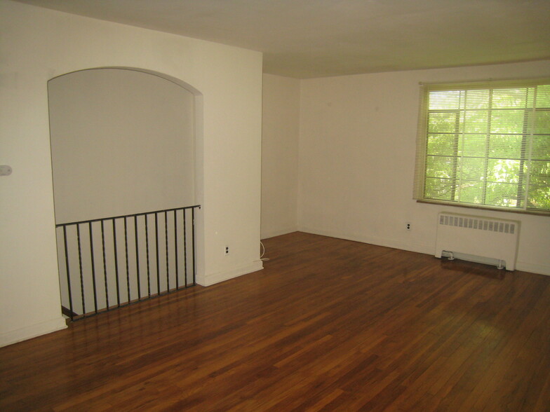 Building Photo - 530 Castleton Ave