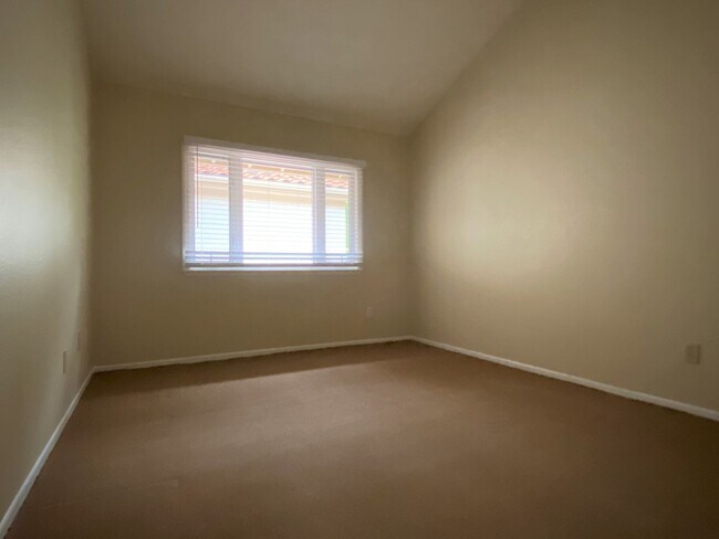 Building Photo - 3BR 3BA home, located in beautiful Solana Beach! Spacious layout with lush landscape