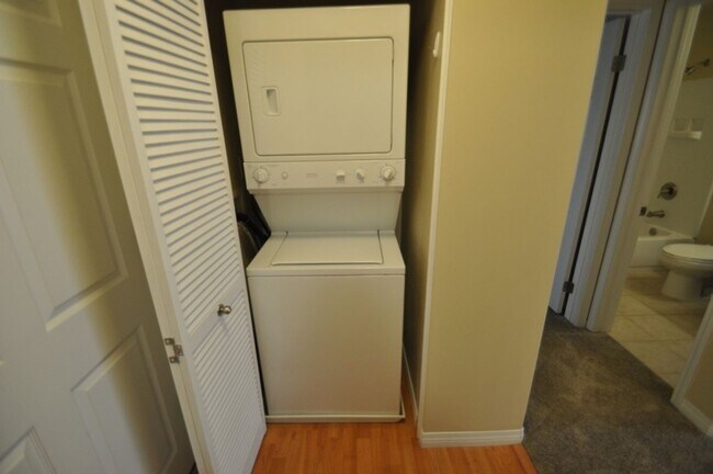 Building Photo - 2 Bedroom 2 Bath Condo with Pool and Private Parking Space