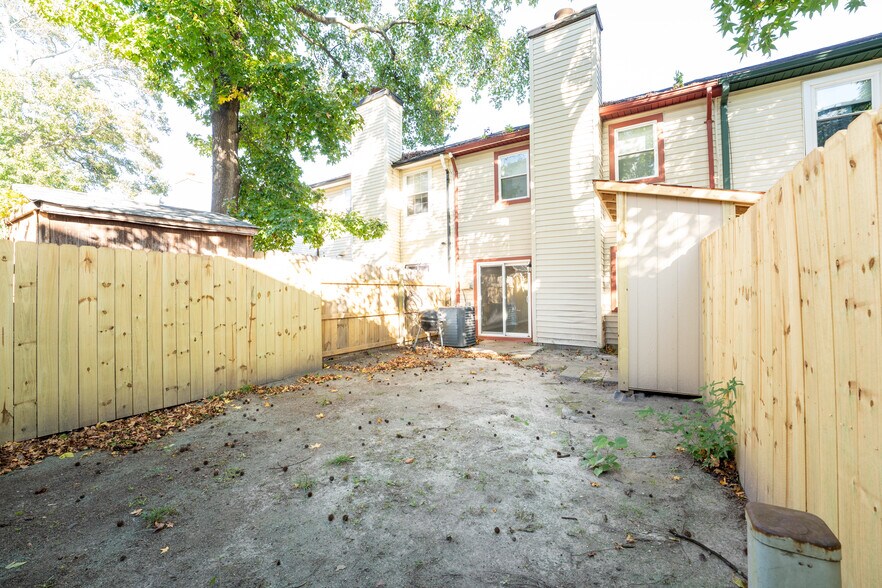Building Photo - 430 Peregrine St