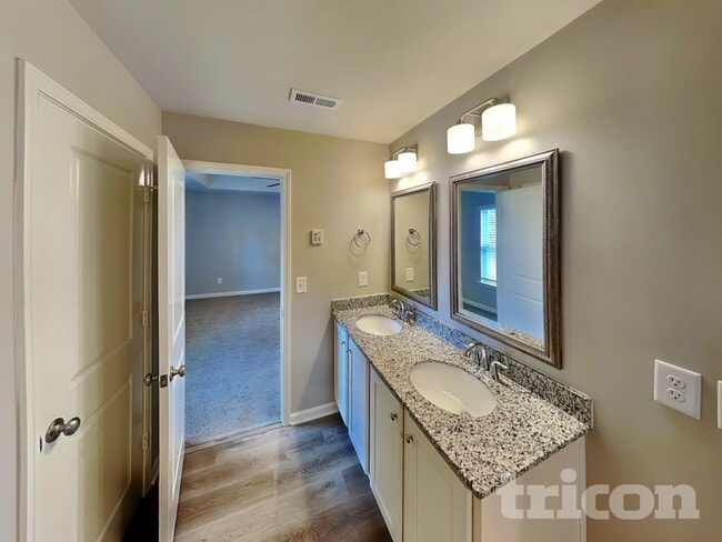 Building Photo - 725 Vanguard St