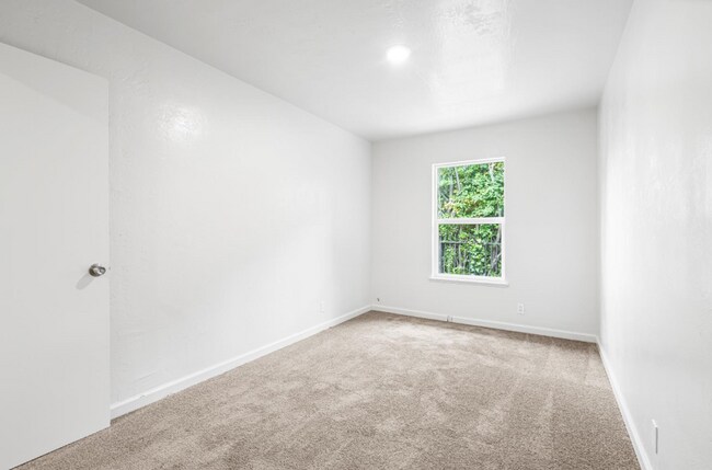 Building Photo - Newly Updated Oakland 3-Bed: Off-Street Pa...