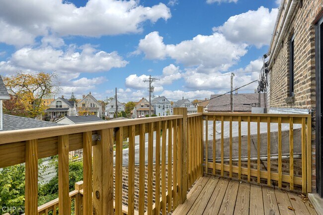 Building Photo - 4176 W Montrose Ave