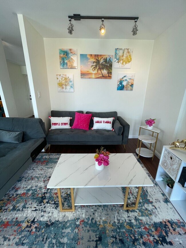 Building Photo - Skyline Living | Furnished 2-Bedroom with ...