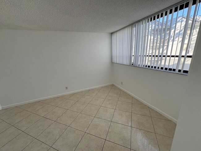 Building Photo - Spacious 2 bedroom, 2 bath condo, West Pal...