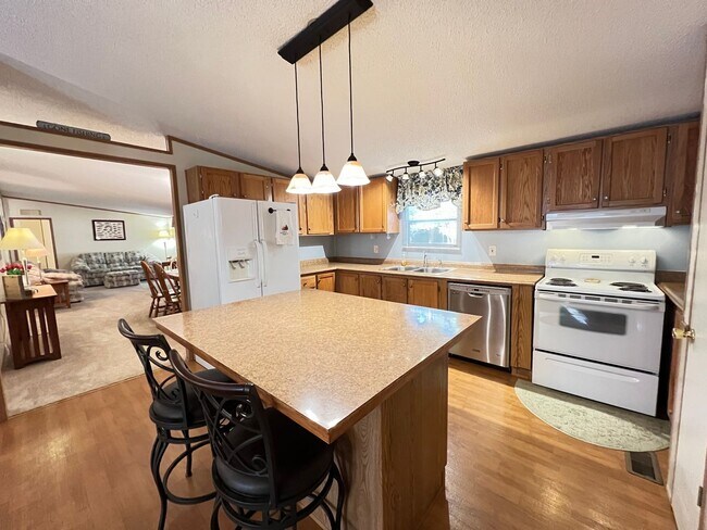 Building Photo - Fully Furnish with a relaxing LAKE access!