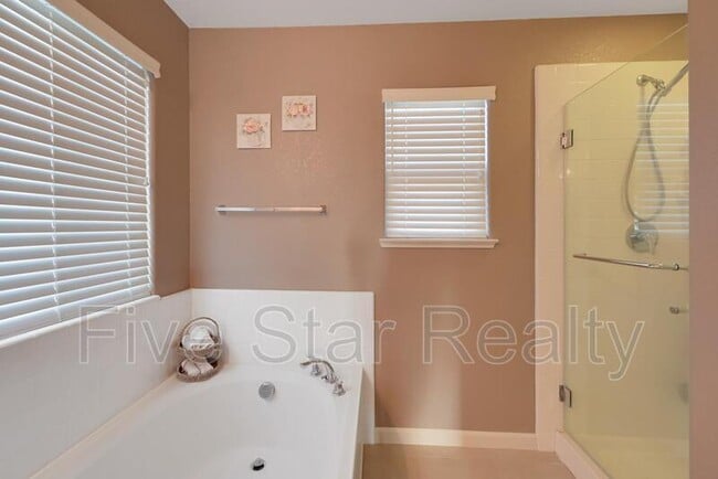 Building Photo - 5609 Peach Tree Dr