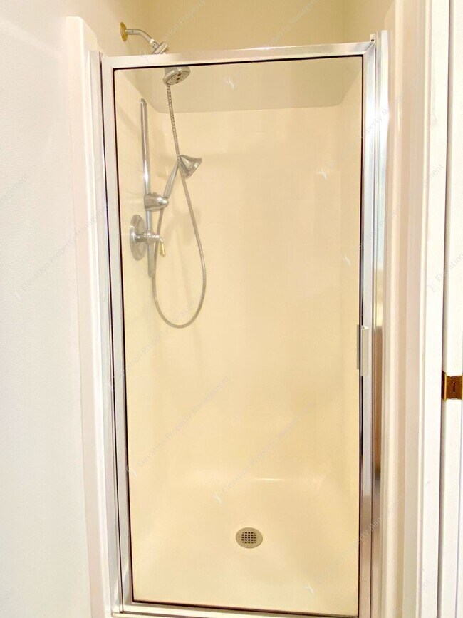 Building Photo - Beautiful, updated 3 BR on westside close to tons of recreation!