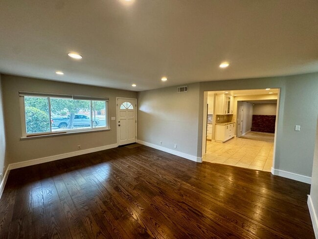Building Photo - 1405 Antonio Ln