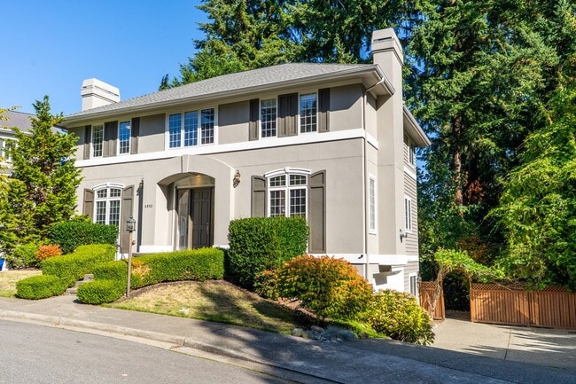 Primary Photo - Luxury 4 bed 4 bath home in Lakemont, Bellevue