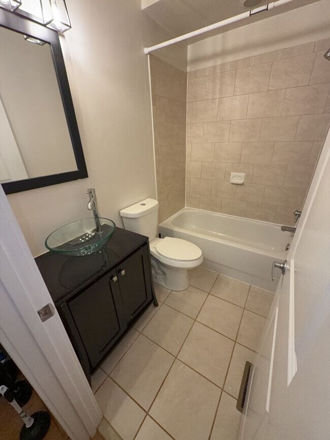 Building Photo - Stylish 2 Bedroom, 2 Bath Condo in the Heart of Manchester
