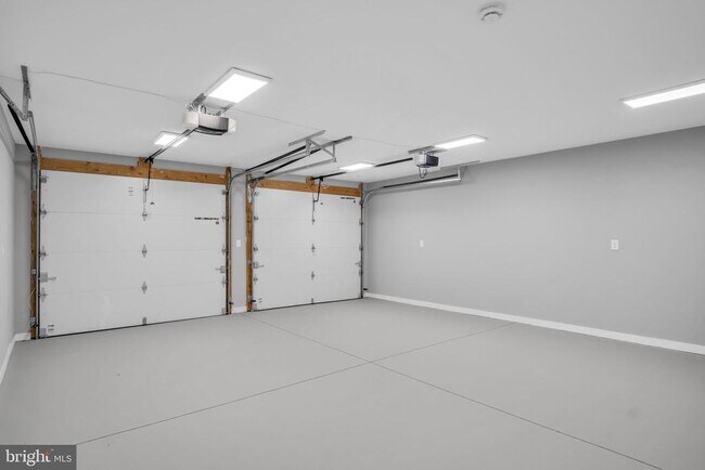 Building Photo - 1500 Embassy Dr