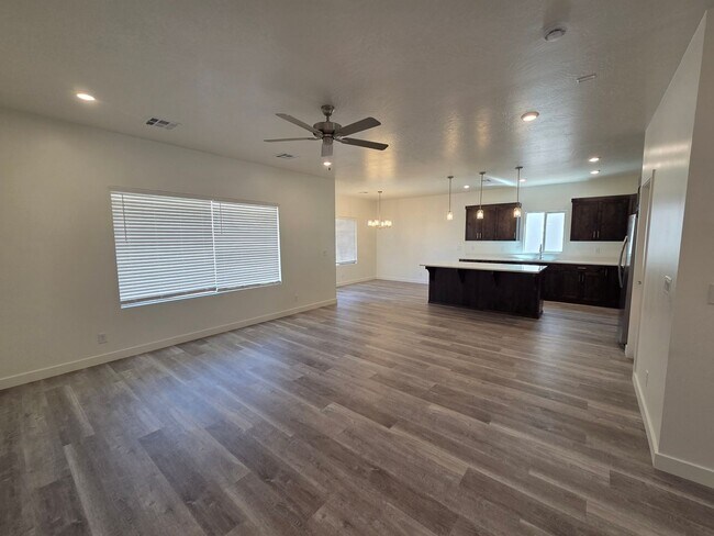 Building Photo - 1471 E White Desert Dr
